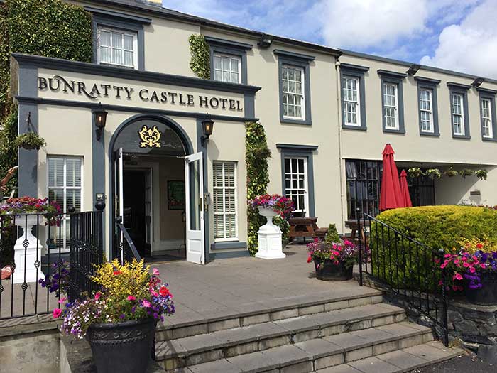 bunrattycastlehotel.com